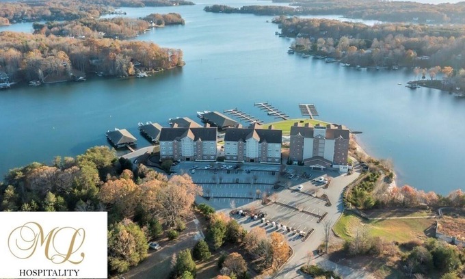 Huddleston Resort | King bed corner studio Mariners Resort w/ Amenities indoor pool