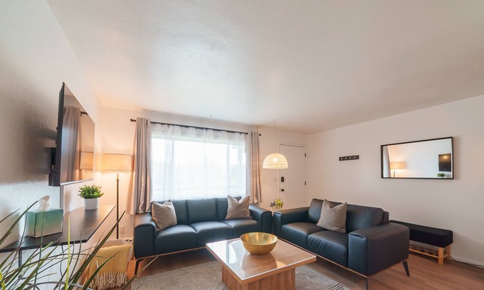 North Star Apartment | King Bed Midtown Apartment