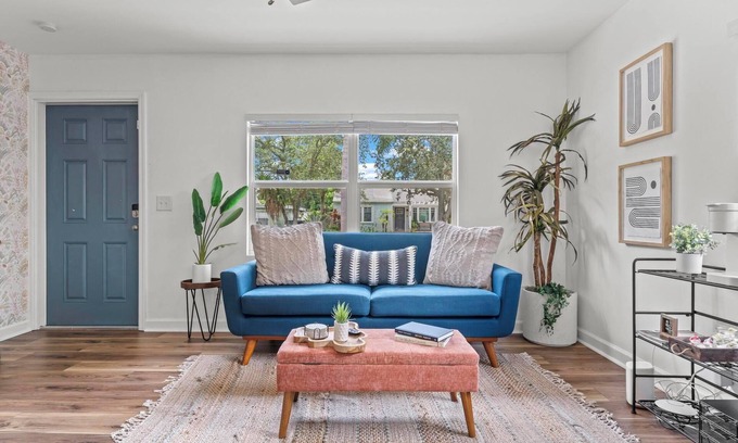 Parker Ridge Cottage | KING Bed & Mini Golf, Pet Friendly! Cowboy Pool Close to Beach Airport & Zoo BBQ