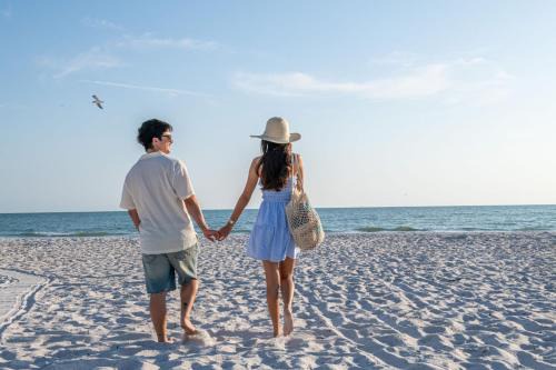 Madeira Beach Hotel | King Bed-Step to Madeira Beach-Heated Pool-Private