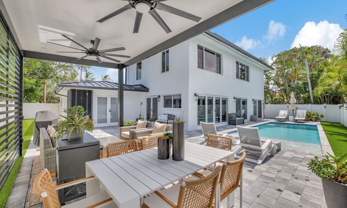 Pompano Beach Villa | King Beds ~ Heated Pool ~ Outdoor Area ~ Bikes