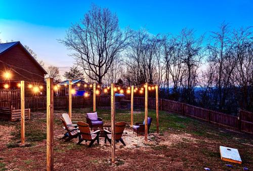 Sevierville House | King Beds, Views, EasyRoads, PoolTable, Spa, Theater, Outdoor fun