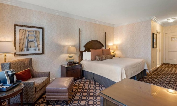 Financial District House | King Room at a 4.5⭐️ Hotel