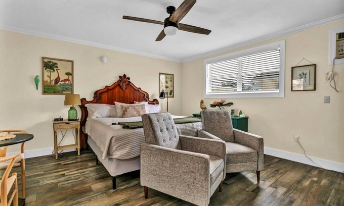 Safety Harbor Hotel | King Studio In DT | Free Laundry & Fast Wi-Fi