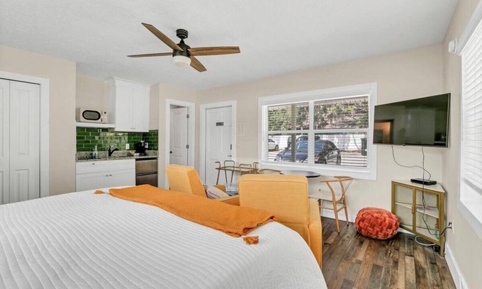 Safety Harbor Hotel | King Studio | Safety Harbor Bayfront Tranquility