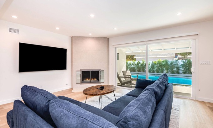 Encino House | King Suite/Free Heated Pool/BBQ/Newly Renovated