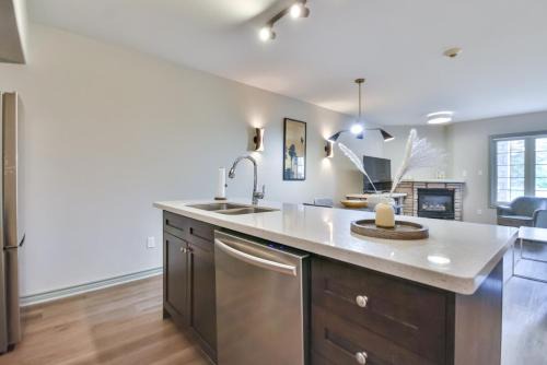 Oro-Medonte Apartment | King Suite heated Pool Sauna and Kitchen