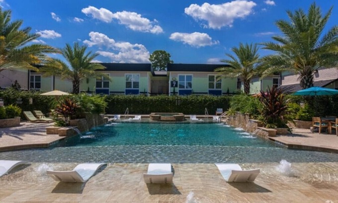 North Houston Apartment | KINGbed, resort style pool, gym, nearTheHeights