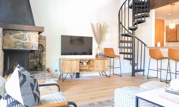 Kings Beach Apartment | Kings Beach Dream Condo Close to SKI Fireplace W/D