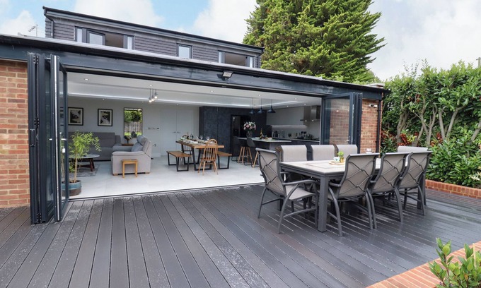 Little Missenden Cottage | KITE VIEW COTTAGE, pet friendly, with a garden in Holmer Green