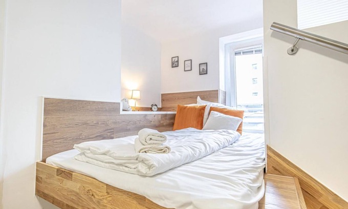 Krems an der Donau Apartment | Krems Bahnhof Room Air Condition TV shared kitchen