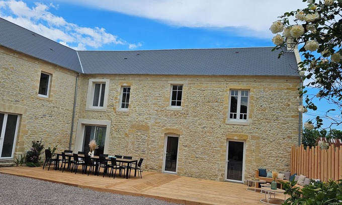Le Planet House | L'écho des vagues: Large stone house between land and sea.