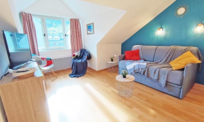 Bagneres-de-Luchon Apartment | L'Esquiros, studio, centre Luchon, casier à skis, wifi, ascenseur, 3 personnes