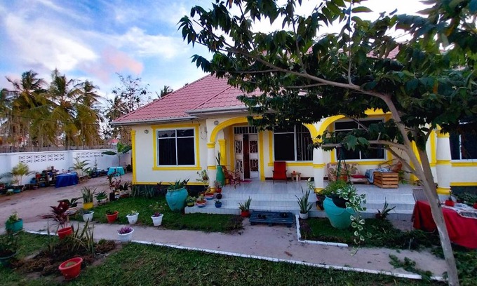 Dar es Salaam Bed & Breakfast | L&J Modern Backpackers Kigamboni Beach House