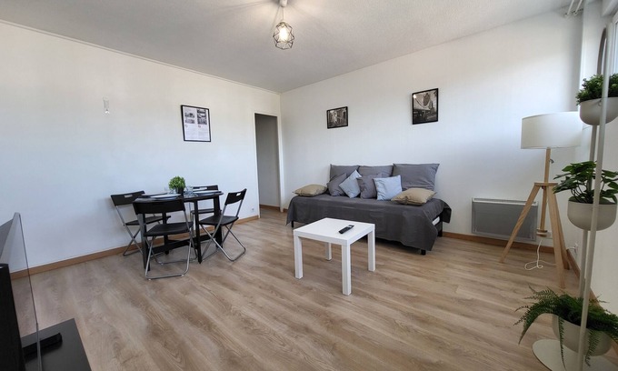 Trappes Apartment | L1 St-Quentin-en-Yvelines : Apartment with parking space