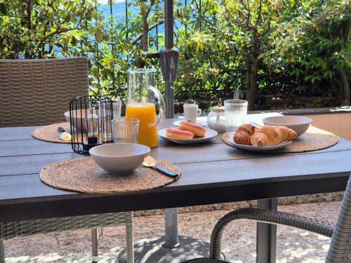 Como Apartment | La BuCa - in Como - Elegant apartment, 150 sq m - Private covered parking - Private terrace - Just 1300 mt from downtown