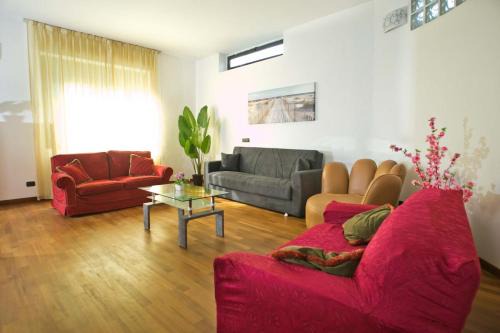 Albate Apartment | LA'DELI - Como - grande appartamento con parcheggio, nefltix, giardino, terrazzo