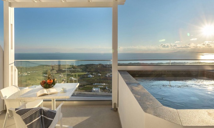 Kamari Villa | La Estrella 4 Suites with Sea View & 4 Prive Hot Tub