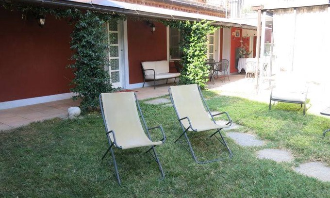 La Morra House | La goccia di vino