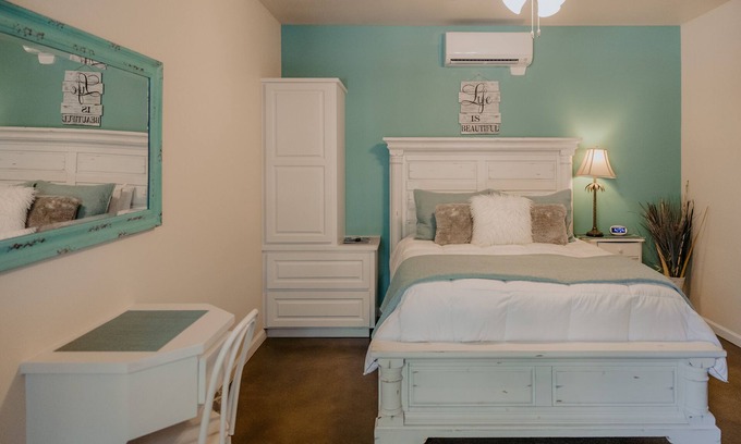 Dripping Springs Cabin | La Paz-the La Aldea Building - Asante Lodging & Events