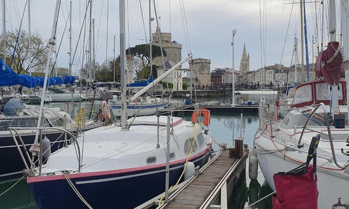 French Atlantic Coast Boat Rental | La Rochelle voilier hotel à quai centre ville vieux port