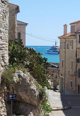 Antibes Old Town Apartment | la Tourraque