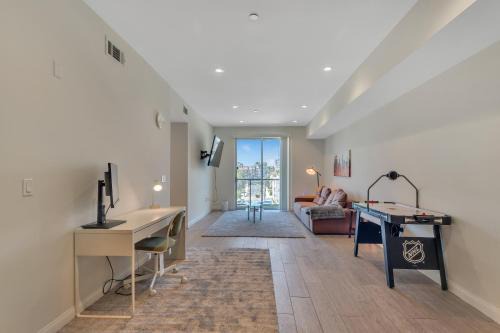 Los Angeles Apartment | Ladera Condos - 3 Bed Condo With Rooftop Grill & Air Hockey!