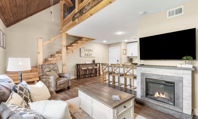 Branson House | Lake Access- Rustic Hickory Haven