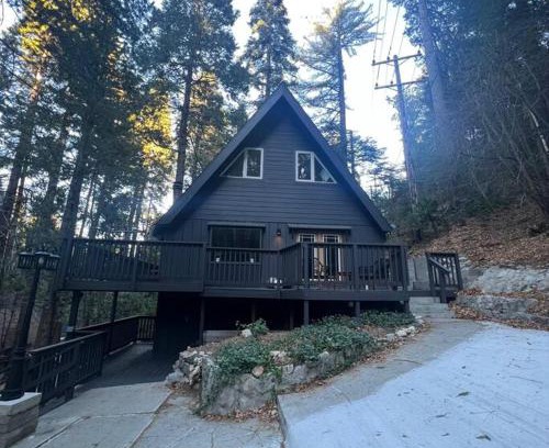 Lake Arrowhead House | Lake Arrowhead Lux Black Cabin
