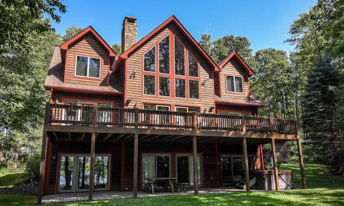 Waterfront Greens House | Lake Front Home with Lots of Community Amenities