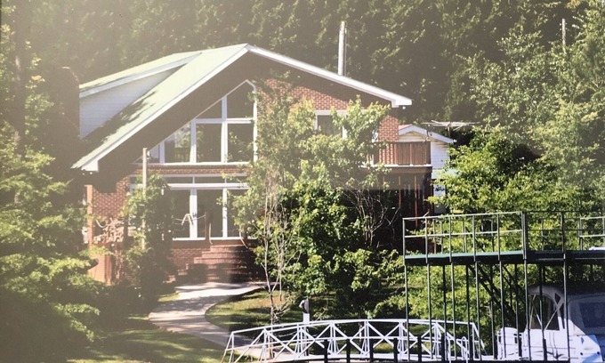 Reed Creek House | Lake Hartwell house, steps away from your boatdock