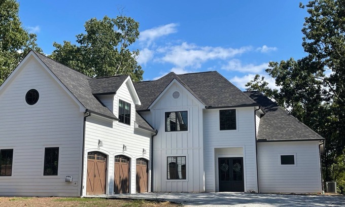 Reed Creek House | Lake Hartwell water front with private dock, sleeps 15