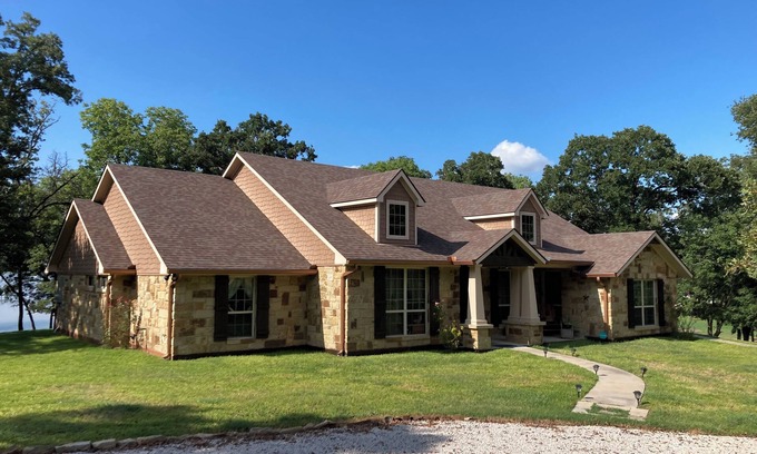 Streetman House | LAKE HOUSE on Richland Chambers. 3br 3 bath with boat dock. Secluded property