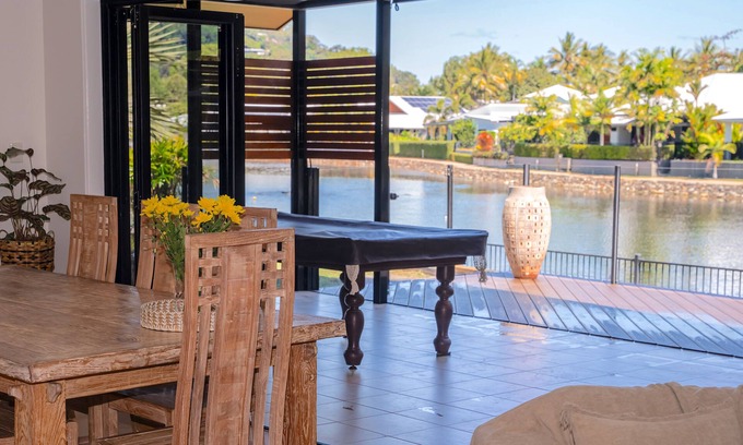 Trinity Beach House | Lake house, stroll to beach & cafes- Pets Welcome