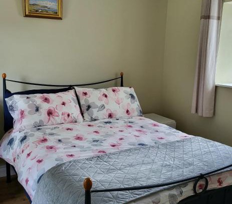 Dungloe Ski Chalet | Lake lodging Dungloe 1 mile from Dungloe, 2bdrm max3 adults