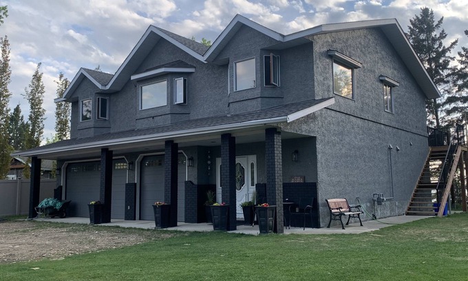 Division No. 8 House | Lake View Home at Wilson's Beach, Gull Lake, AB