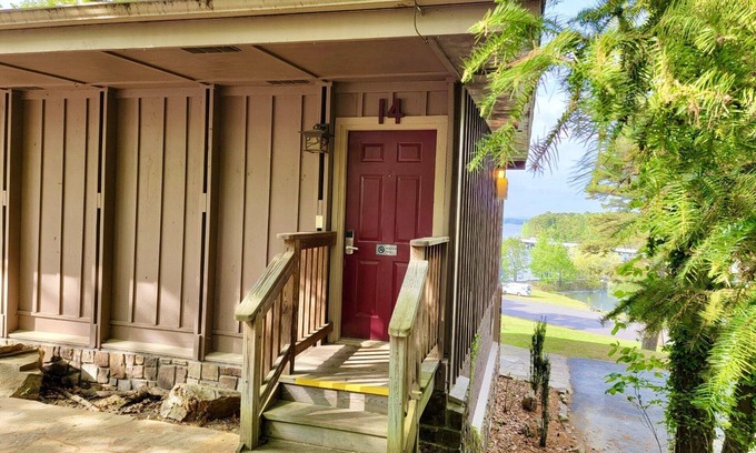Mount Ida Apartment | Lake View Queen Guest Room With Two Queens, Sleeper Sofa And Patio Overlooking Lake Ouachita. 1 Bedroom Hotel Room by RedAwning