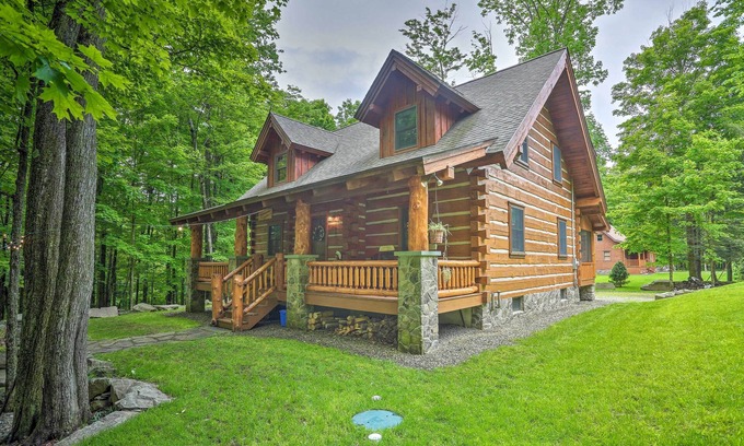 Greentown Cabin | Lake Wallenpaupack Cabin w/Shared Pool!