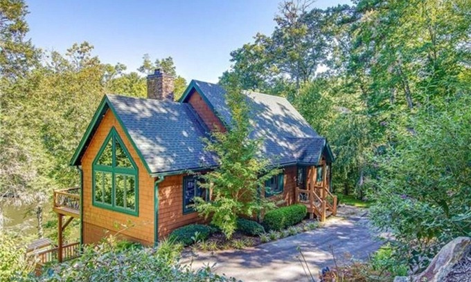 Lake Toxaway Cabin | Lakefront 3 bedroom cabin sleeps 10, 8 minute drive to Gorges State Park