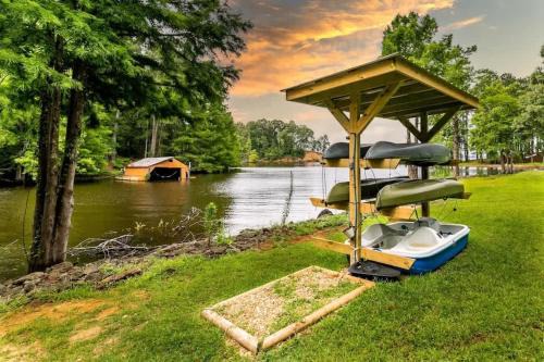 Negreet House | Lakefront 3BR with Bunkhouse and Kayaks, Rowboat Included