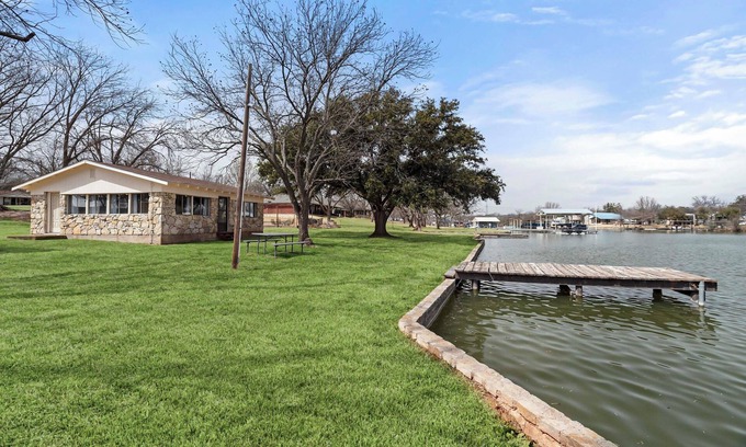 Granbury Cabin | Lakefront Cabin + Guest House Near Granbury Square