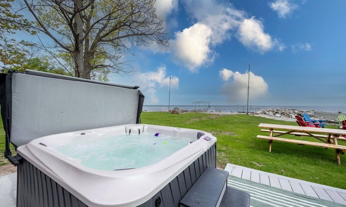 Sturgeon Bay Cabin | Lakefront Cabin w/Hot Tub! Dog/Family Friendly! Great fishing!