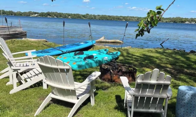 Round Lake Beach House | Lakefront getaway near Navy Base