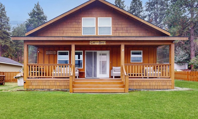 Cle Elum House | Lakefront home with kayaks and paddle boat, full kitchen and private BBQ