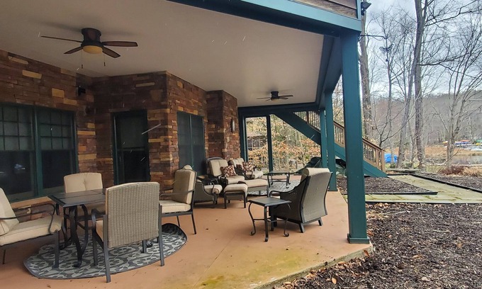 Hamlin House | Lakefront Luxury Mansion in HideOut