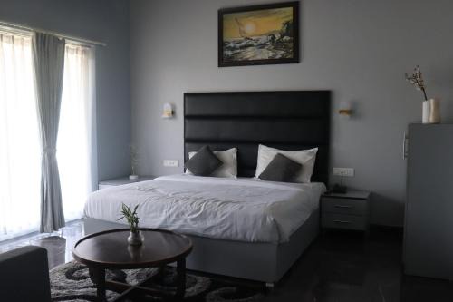 Bhimtal Hotel | Lakes Nine By Vaishali Deepika