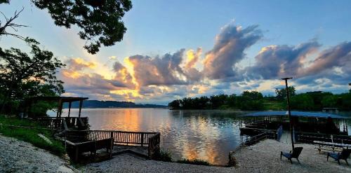 Lake Ozark Apartment | Lakeshore Cabin 5 on the Lake