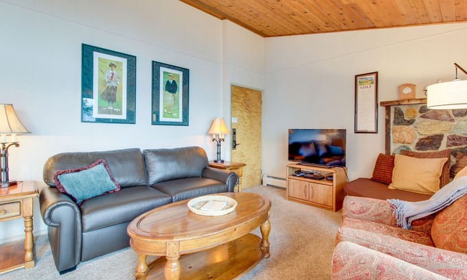 Whitefish Condo | Lakeside condo with pool, hot tub, sauna & beach access