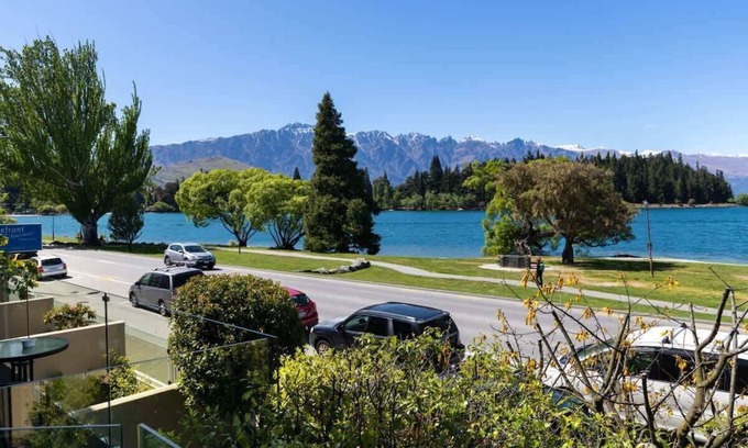 Queenstown Apartment | Lakeside Gem | Absolute Waterfront