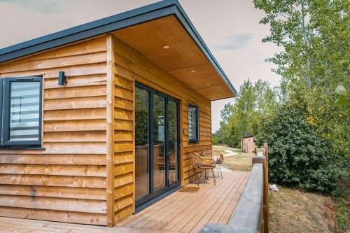 Pershore Cabin | Lakeside Lodge- 'Lapwing'